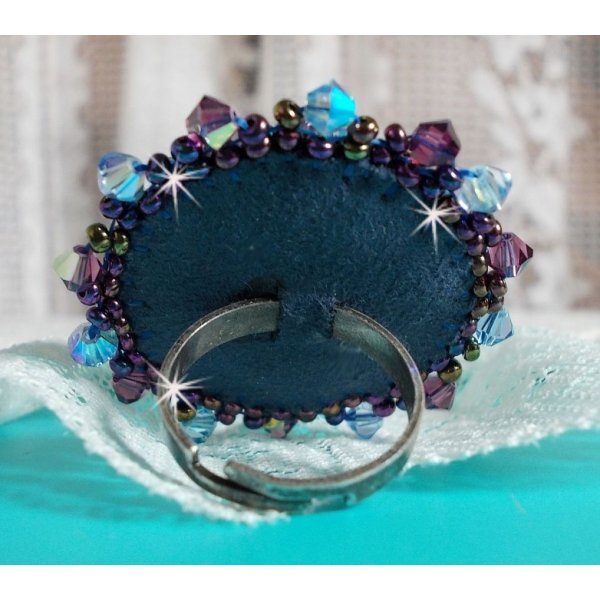 Anello Royal Blue Roses ricamato con un cabochon di vetro e splendide perle barocche