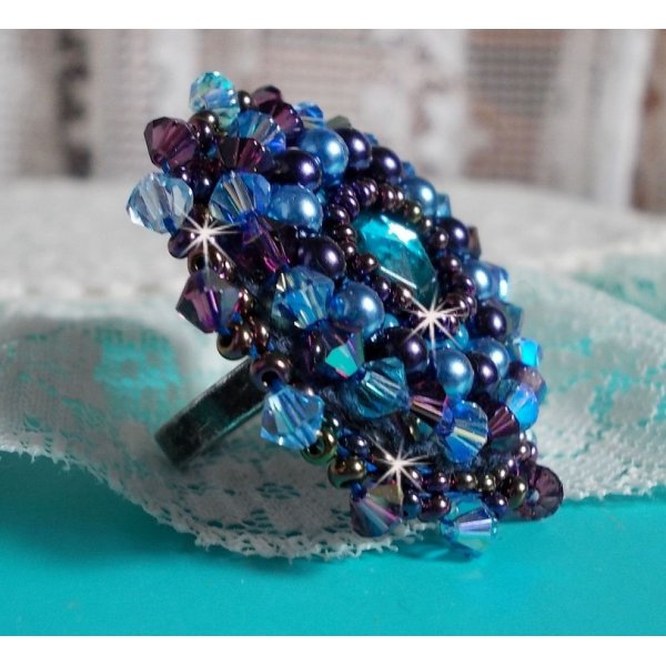 Anello Royal Blue Roses ricamato con un cabochon di vetro e splendide perle barocche