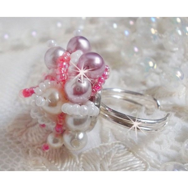 Bague Roses D&eacute;tente est brod&eacute;e avec des cristaux de Swarovski, une bague en argent massif 925/1000 et des rocailles