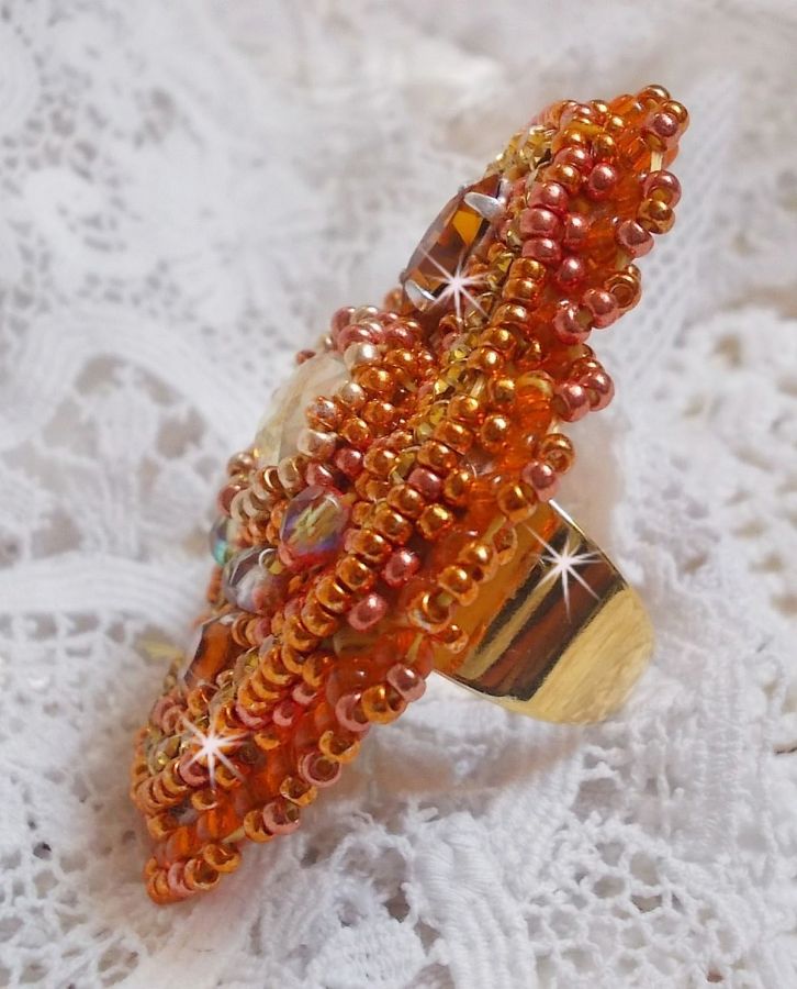 Anello Rumba ricamato con un bellissimo cristallo Swarovski arancione, sfaccettature e perline Miyuki