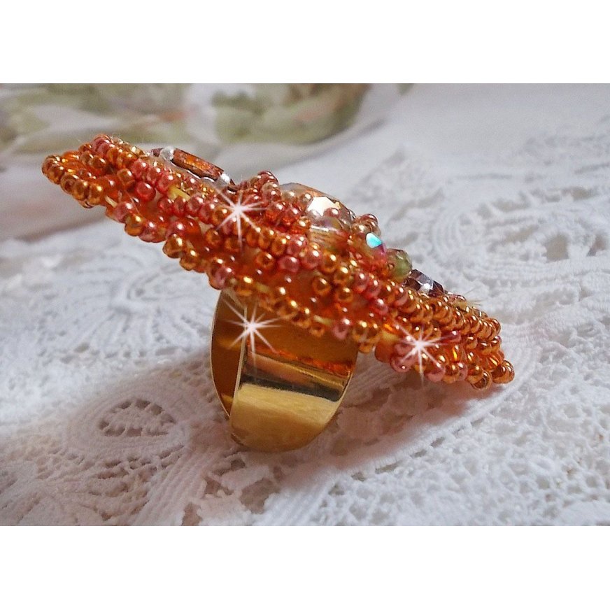 Anello Rumba ricamato con un bellissimo cristallo Swarovski arancione, sfaccettature e perline Miyuki