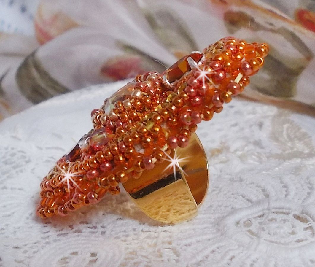 Anello Rumba ricamato con un bellissimo cristallo Swarovski arancione, sfaccettature e perline Miyuki