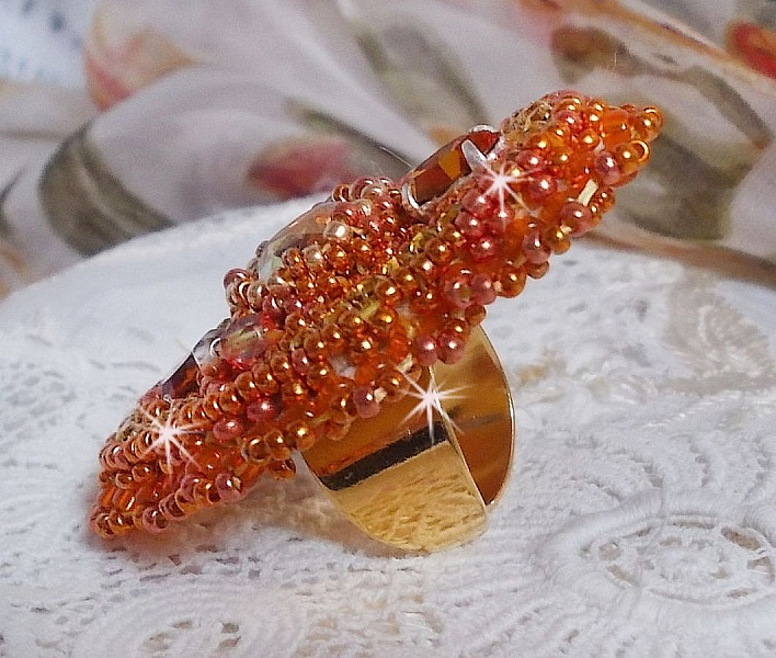 Anello Rumba ricamato con un bellissimo cristallo Swarovski arancione, sfaccettature e perline Miyuki