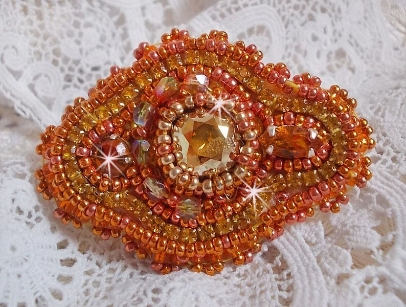 Anello Rumba ricamato con un bellissimo cristallo Swarovski arancione, sfaccettature e perline Miyuki