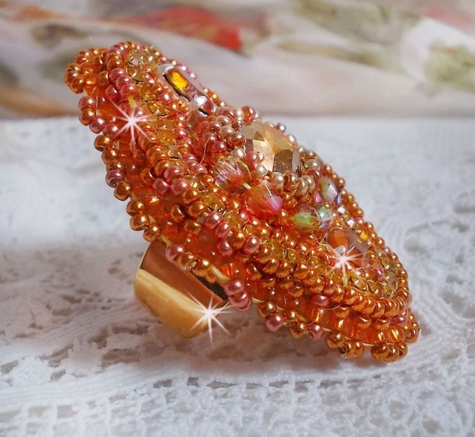 Anello Rumba ricamato con un bellissimo cristallo Swarovski arancione, sfaccettature e perline Miyuki