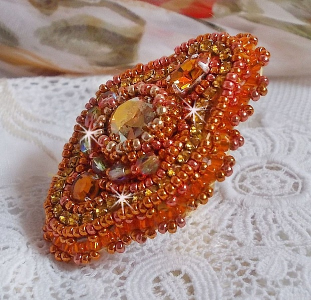 Anello Rumba ricamato con un bellissimo cristallo Swarovski arancione, sfaccettature e perline Miyuki