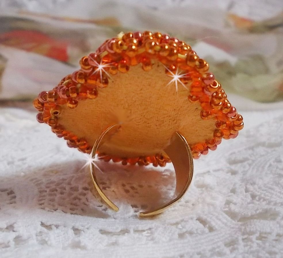 Anello Rumba ricamato con un bellissimo cristallo Swarovski arancione, sfaccettature e perline Miyuki