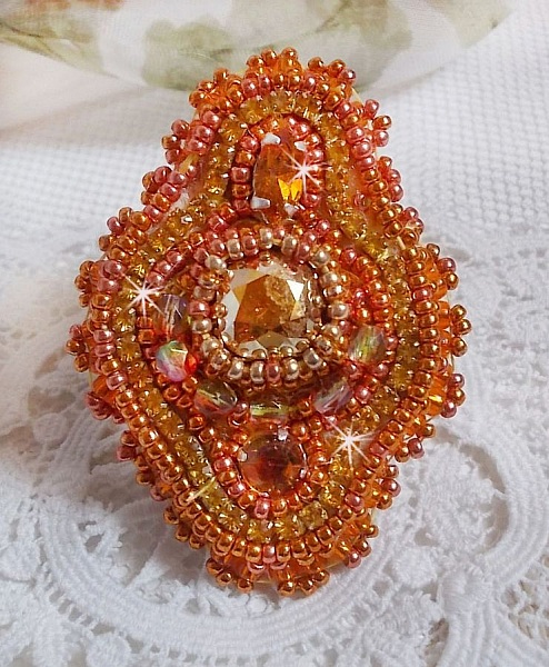 Anello Rumba ricamato con un bellissimo cristallo Swarovski arancione, sfaccettature e perline Miyuki