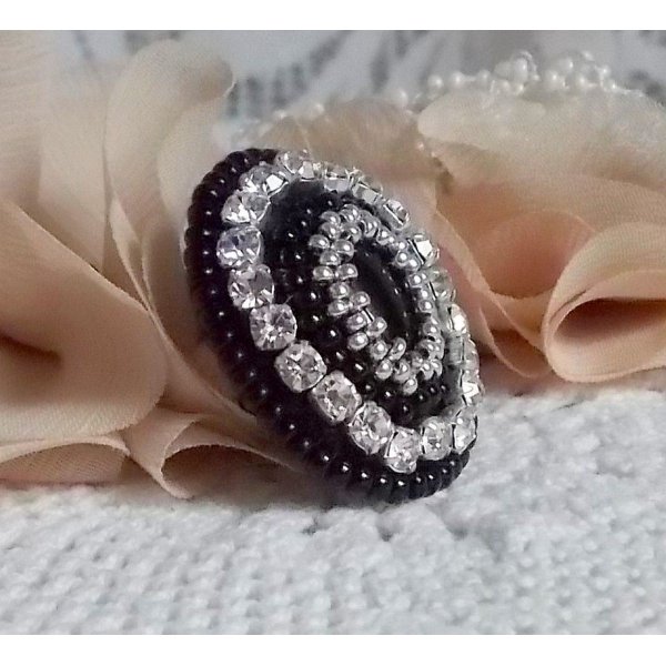 Anello Black Stone, ricamato con una pietra preziosa, onice nera, cristalli e perline
