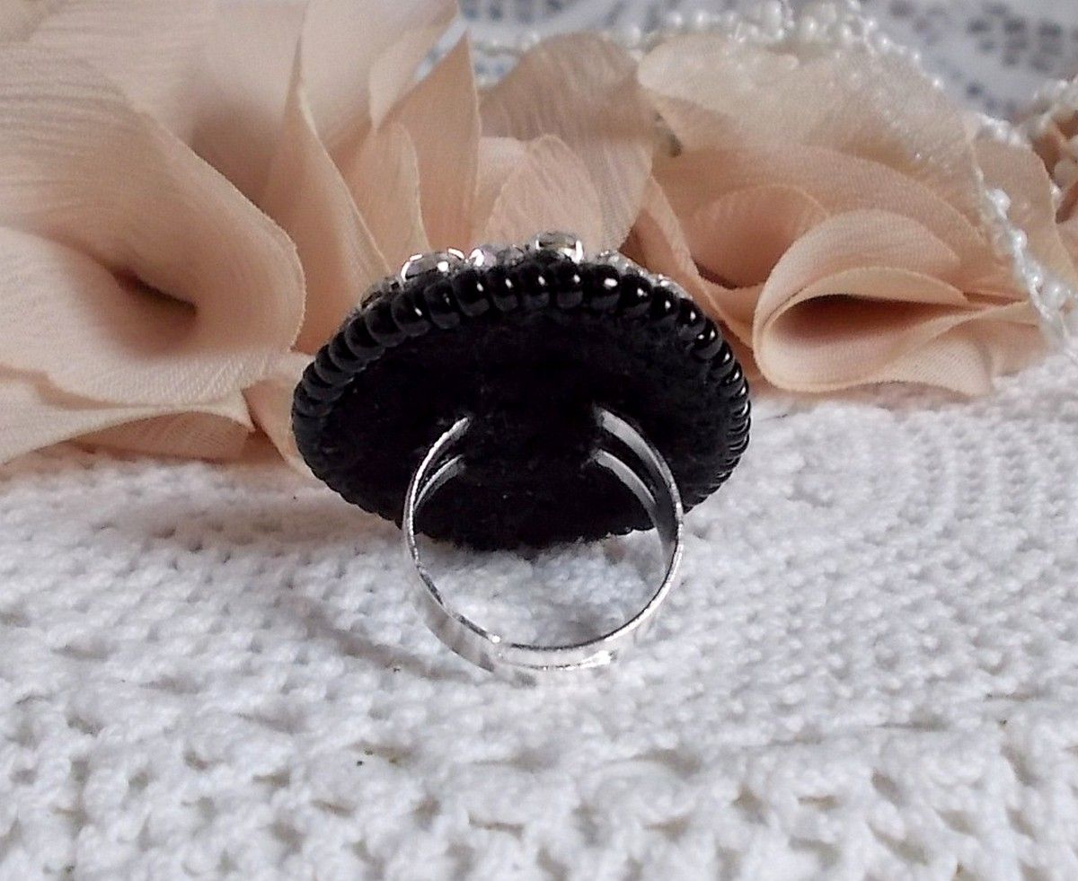 Anello Black Stone, ricamato con una pietra preziosa, onice nera, cristalli e perline