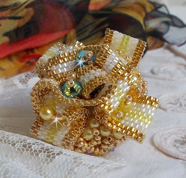 Anello Sunflower Gold Haute-Couture ricamato con perline placcate oro 24 carati e cristalli Swarovski 