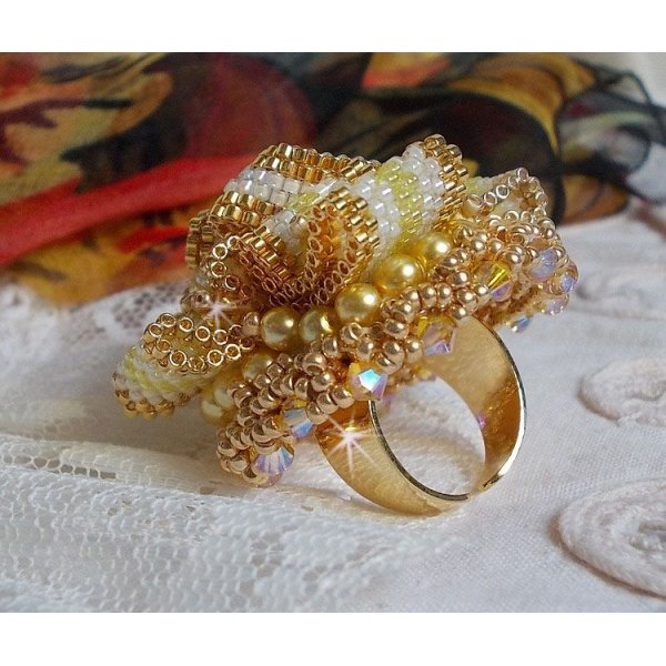 Anello Sunflower Gold Haute-Couture ricamato con perline placcate oro 24 carati e cristalli Swarovski 