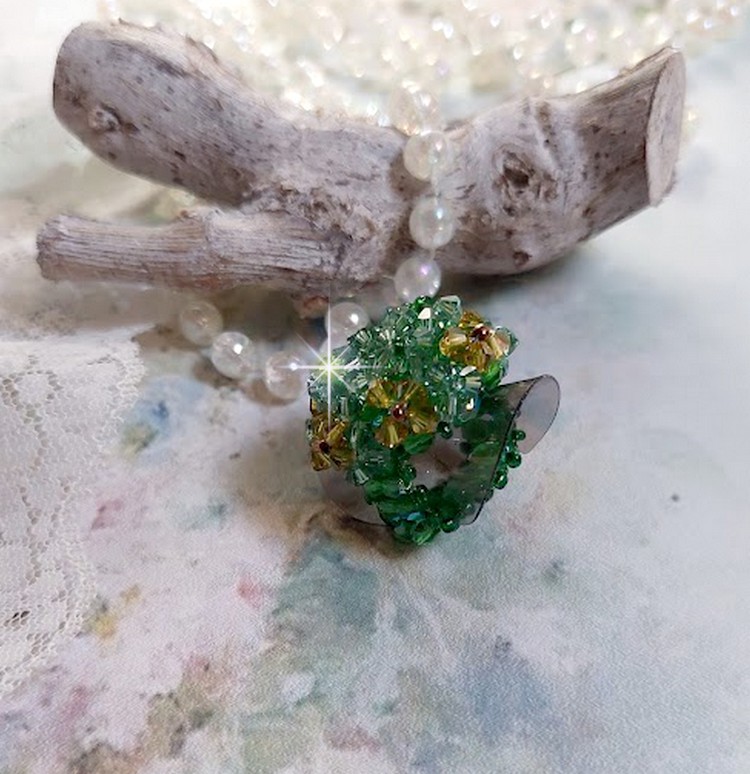 Anello verde tenero con sfaccettature di cristallo Swarovski e filatoi