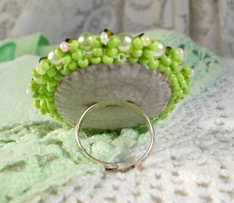 Anello Anisse ricamato con un ritratto di donna in resina cabochon con rose e cristalli Swarovski