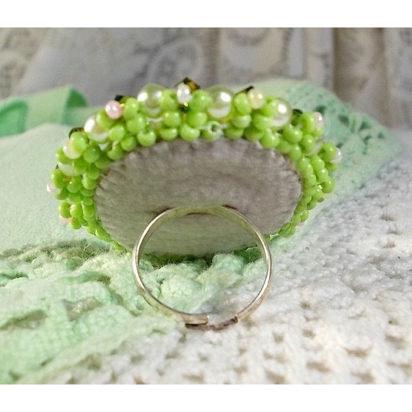 Anello Anisse ricamato con un ritratto di donna in resina cabochon con rose e cristalli Swarovski