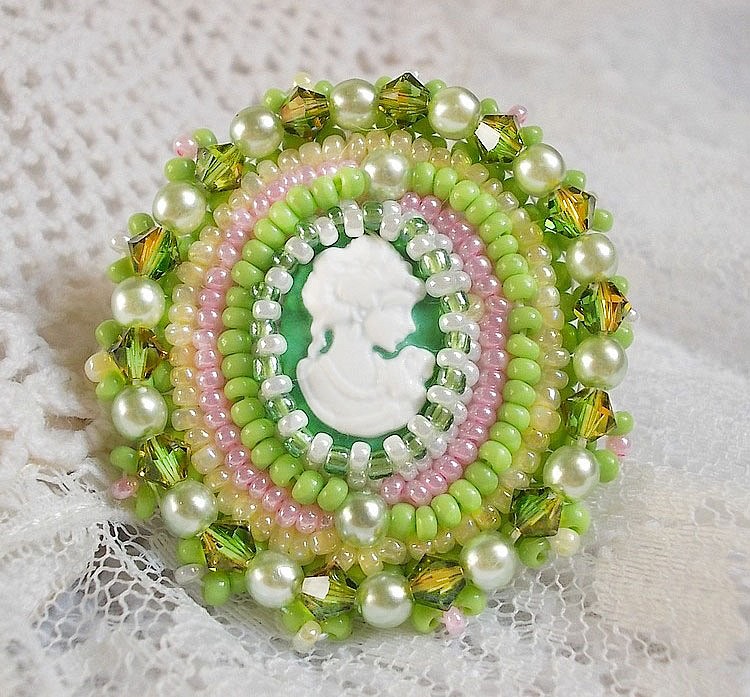 Anello Anisse ricamato con un ritratto di donna in resina cabochon con rose e cristalli Swarovski