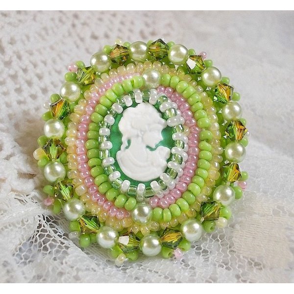 Anello Anisse ricamato con un ritratto di donna in resina cabochon con rose e cristalli Swarovski