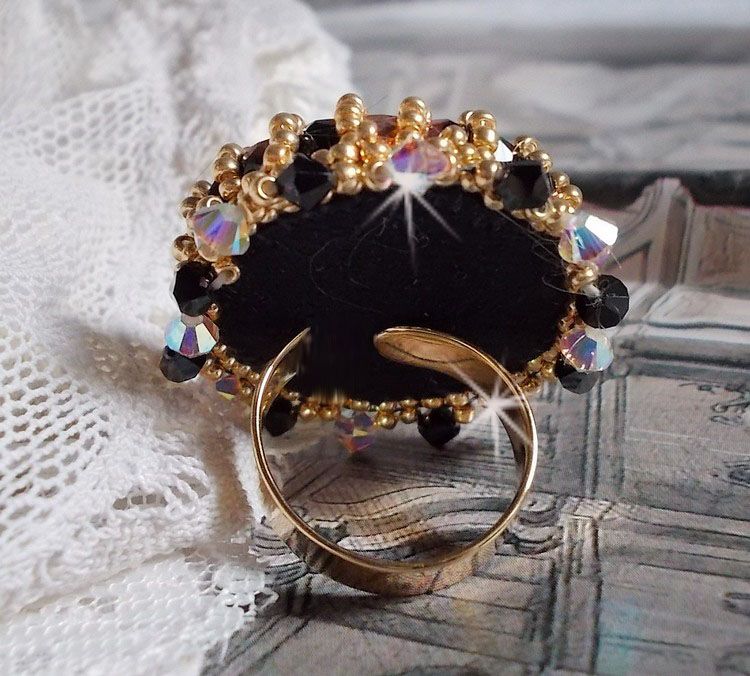 Anello nero sacro ricamato con cristalli Swarovski d'epoca, sfaccettature e perle di seme