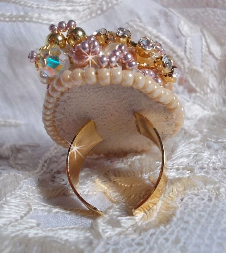 Bague Poudre de Riz brodée avec des cristaux de Swarovki façon vintage et des perles de Culture