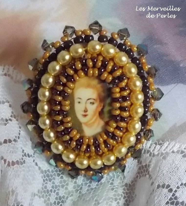 Anello Mme de Pompadour ricamato con perle perlate, cristallo Swarovski, una seduzione molto bella