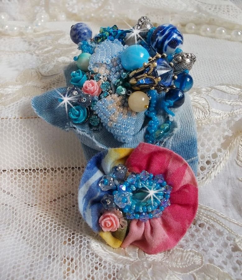 Fermaglio per capelli Far West ricamato con pietre semipreziose (Sodalite e Giada gialla), tessuto Jean con fiori, cristalli Swarovski e perle di seme