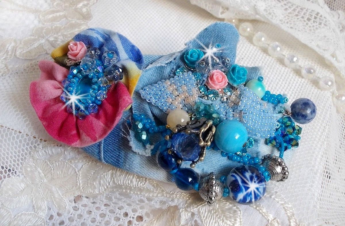 Fermaglio per capelli Far West ricamato con pietre semipreziose (Sodalite e Giada gialla), tessuto Jean con fiori, cristalli Swarovski e perle di seme