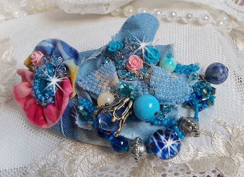 Fermaglio per capelli Far West ricamato con pietre semipreziose (Sodalite e Giada gialla), tessuto Jean con fiori, cristalli Swarovski e perle di seme