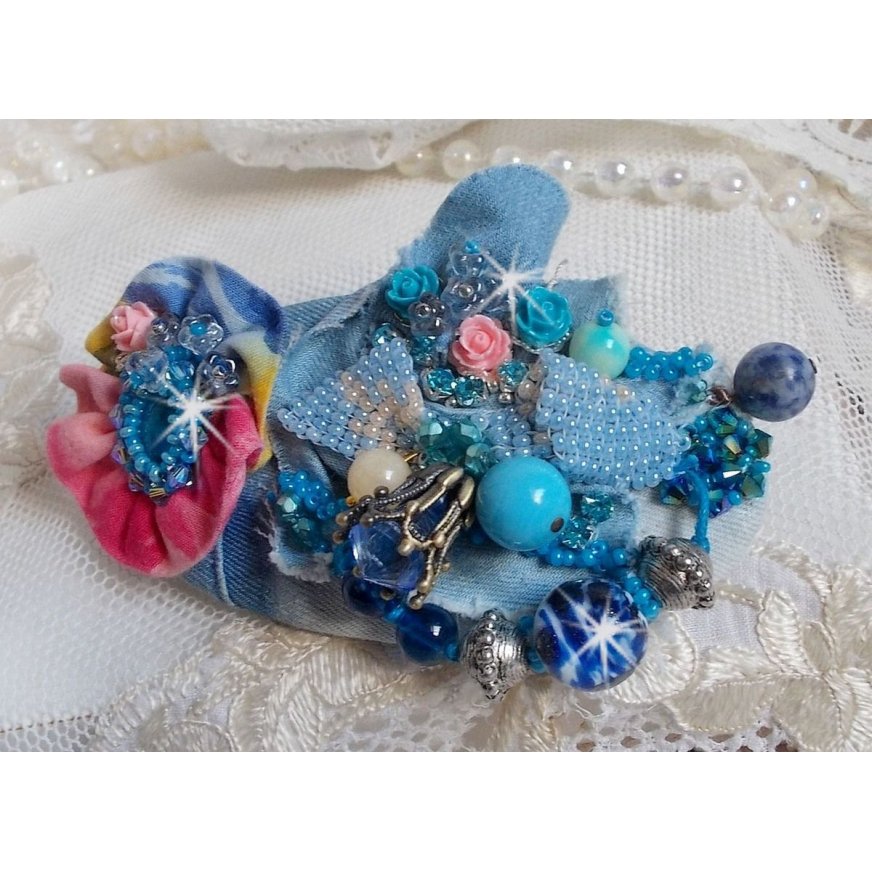 Fermaglio per capelli Far West ricamato con pietre semipreziose (Sodalite e Giada gialla), tessuto Jean con fiori, cristalli Swarovski e perle di seme