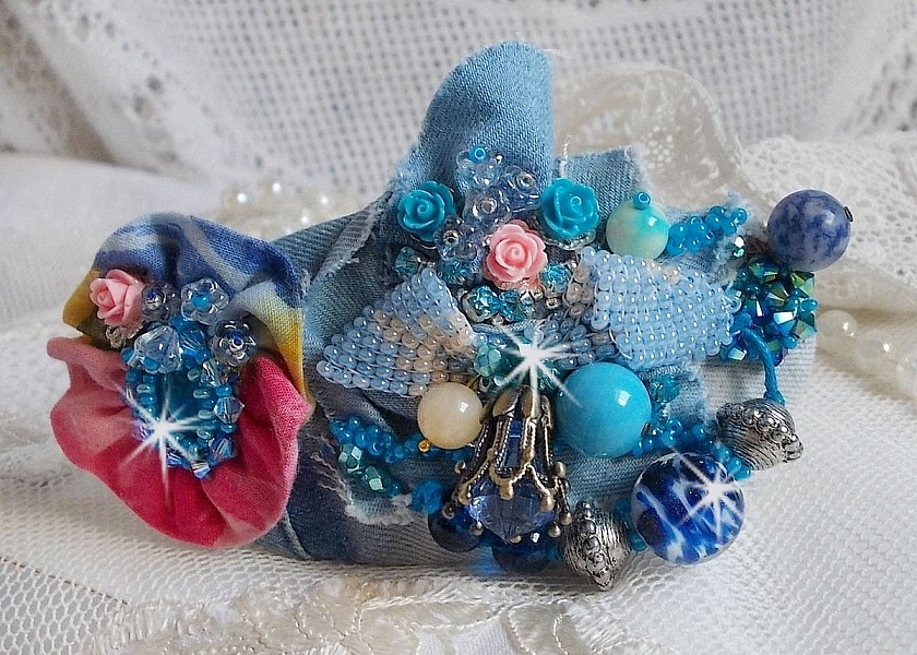 Fermaglio per capelli Far West ricamato con pietre semipreziose (Sodalite e Giada gialla), tessuto Jean con fiori, cristalli Swarovski e perle di seme