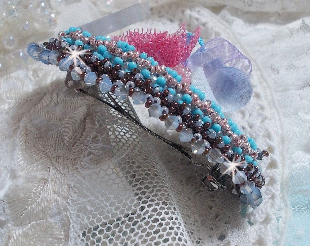 Fermaglio per capelli Mademoiselle Bluse Haute-Couture ricamato con pizzo grigio perla, perle rotonde, fiori di lucite e perle di seme