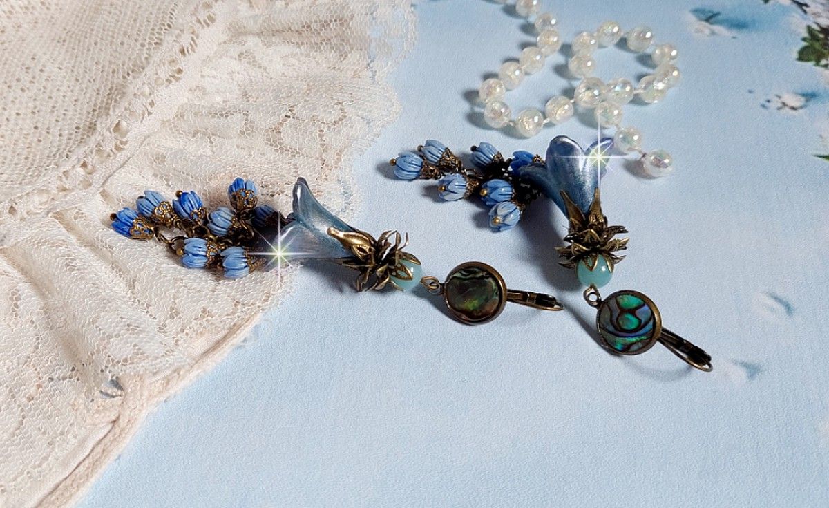 BO Abalone, pierres de Gemme : cabochon  Abalone et perles rondes Amazonite, boutons de roses en verre, calottes, chaîne. Le tout est fini sur des dormeuses en Métal. Une façon Nature et Chic