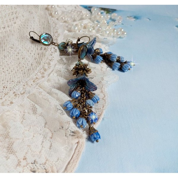 BO Abalone, pierres de Gemme : cabochon  Abalone et perles rondes Amazonite, boutons de roses en verre, calottes, cha&icirc;ne. Le tout est fini sur des dormeuses en M&eacute;tal. Une fa&ccedil;on Nature et Chic