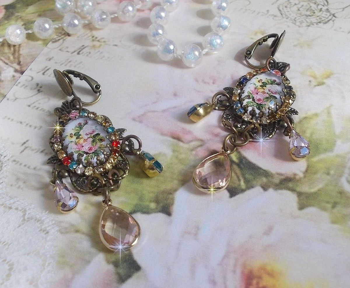 BO Affetto di rose creato con cabochon di vetro raffiguranti un bouquet, perline di vetro, strass di diversi colori e accessori in ottone