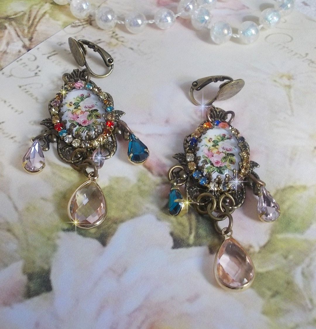 BO Affetto di rose creato con cabochon di vetro raffiguranti un bouquet, perline di vetro, strass di diversi colori e accessori in ottone