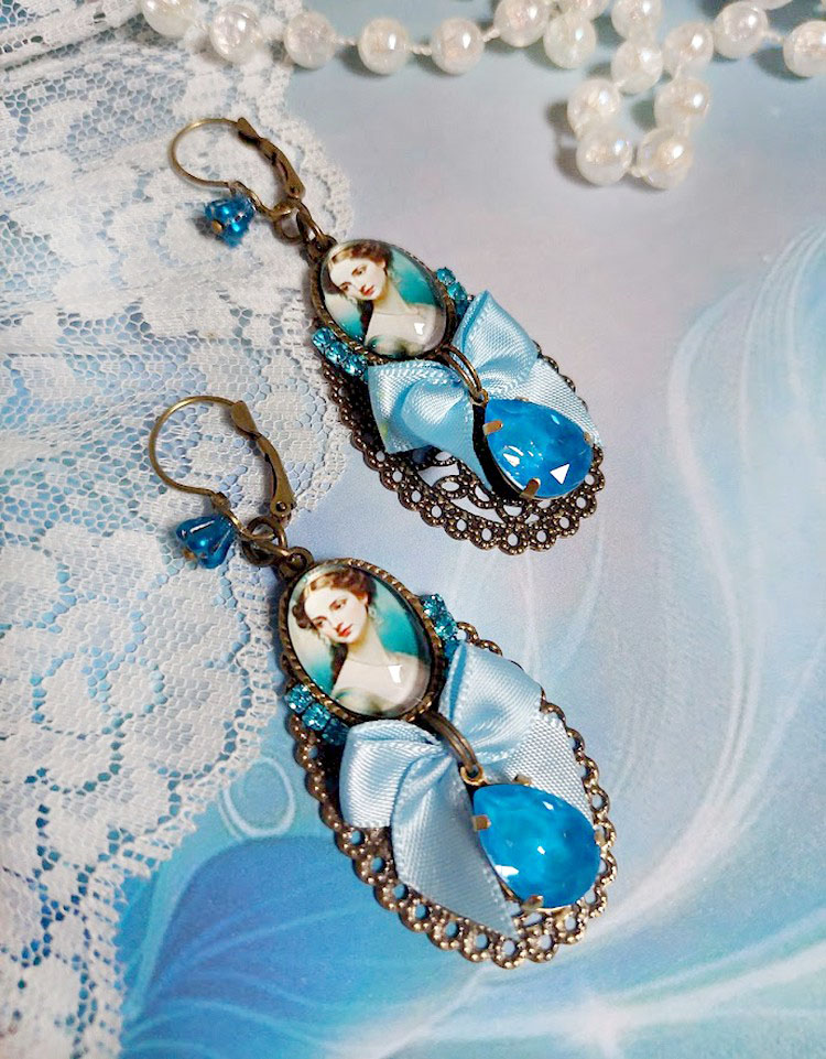 BO Aily créées avec cabochons loupes, nœud satin, strass, perles Cristal Swarovski, dormeuses laiton