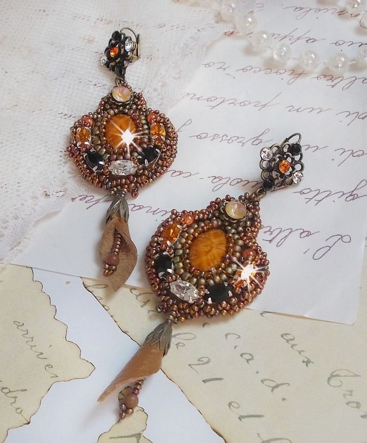 BO Amber Romance creato con pelle bovina color caramello e cristalli Swarovski.