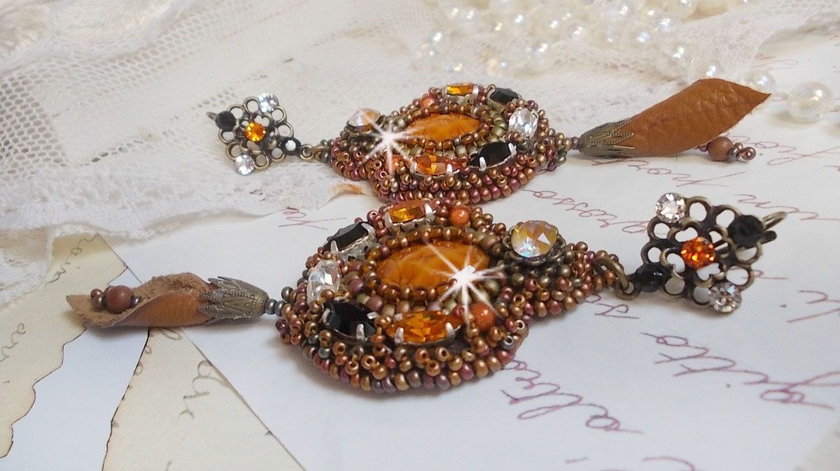 BO Amber Romance creato con pelle bovina color caramello e cristalli Swarovski.