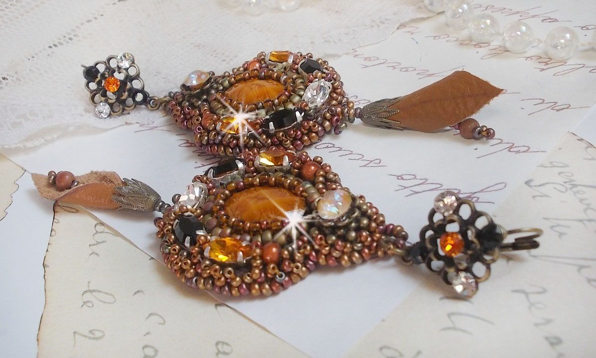 BO Amber Romance creato con pelle bovina color caramello e cristalli Swarovski.