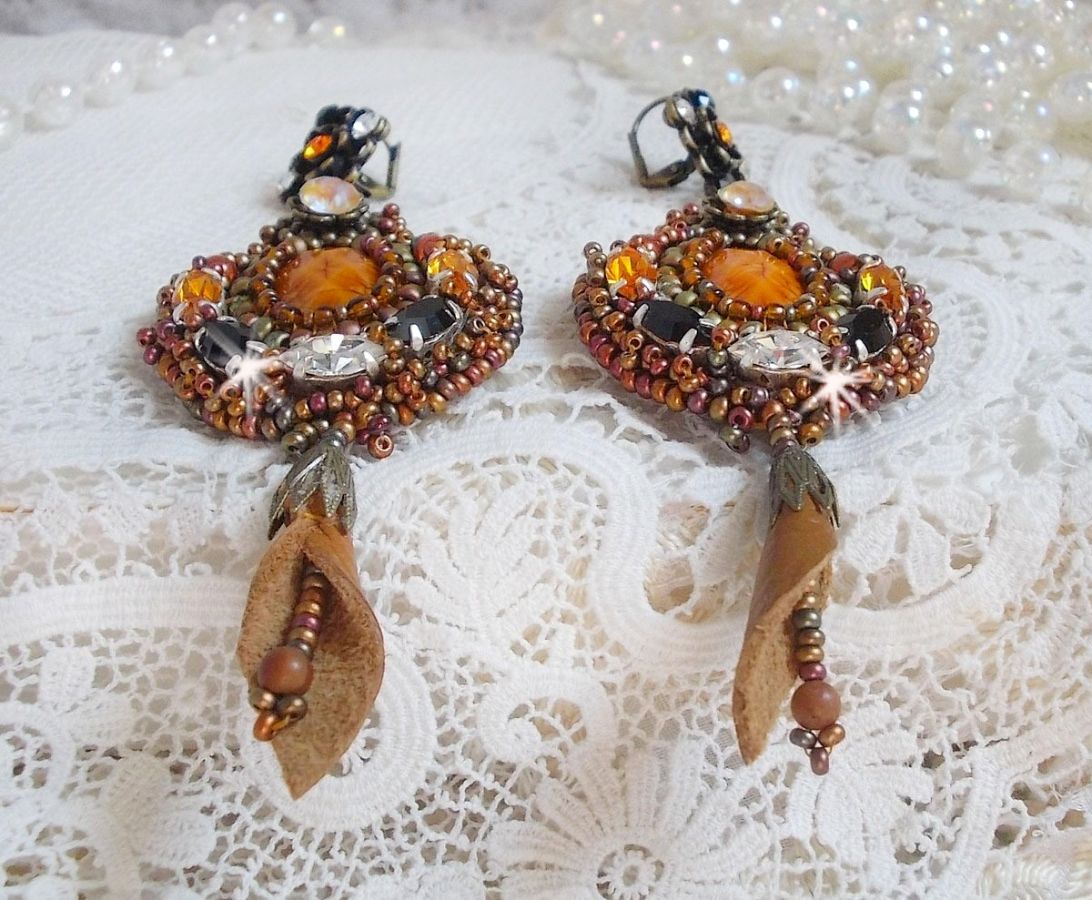 BO Amber Romance creato con pelle bovina color caramello e cristalli Swarovski.