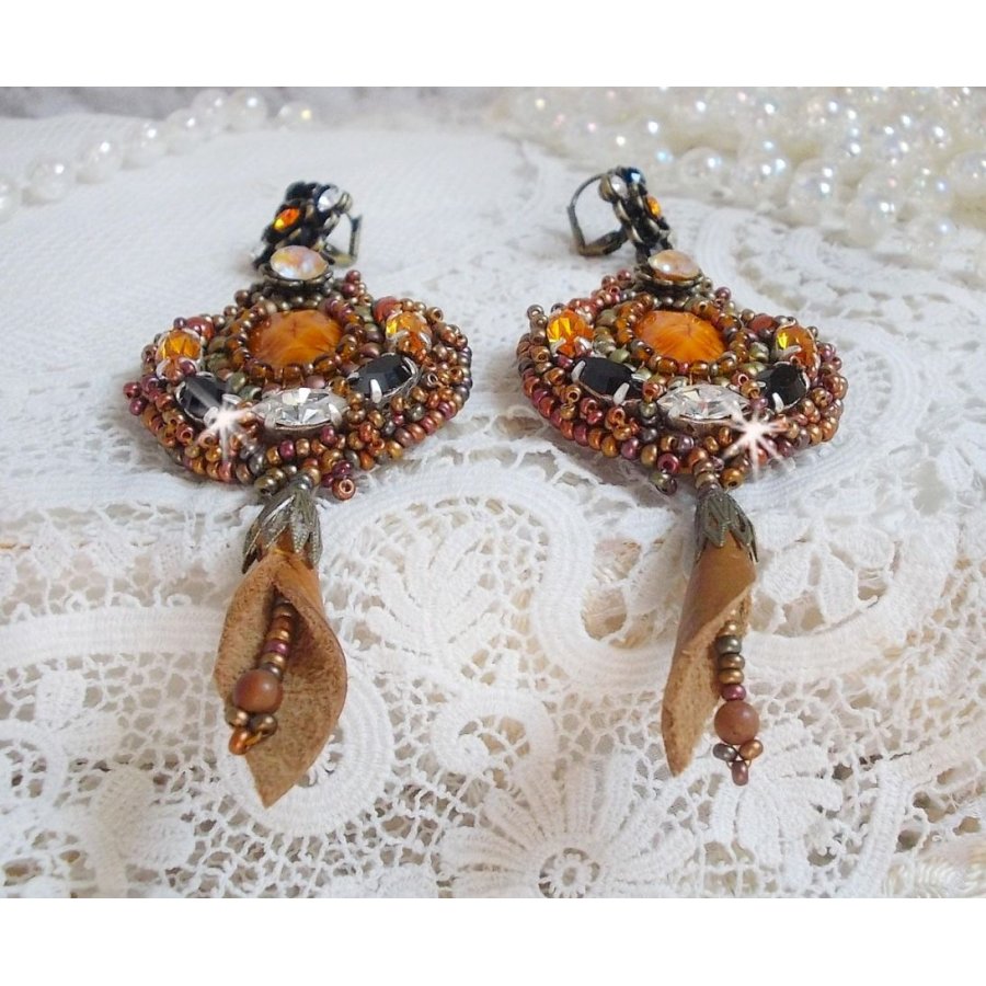 BO Amber Romance creato con pelle bovina color caramello e cristalli Swarovski.