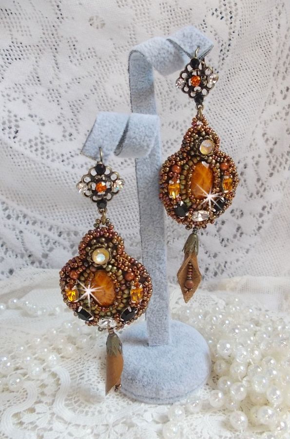 BO Amber Romance creato con pelle bovina color caramello e cristalli Swarovski.