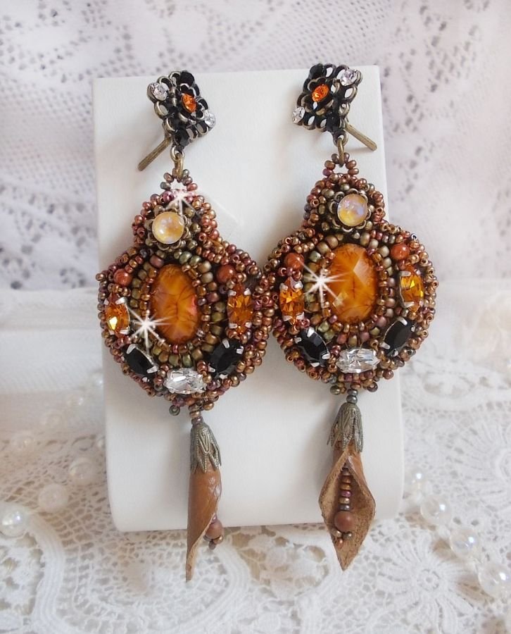 BO Amber Romance creato con pelle bovina color caramello e cristalli Swarovski.