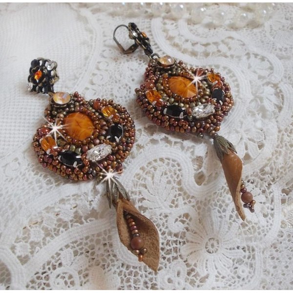 BO Amber Romance creato con pelle bovina color caramello e cristalli Swarovski.