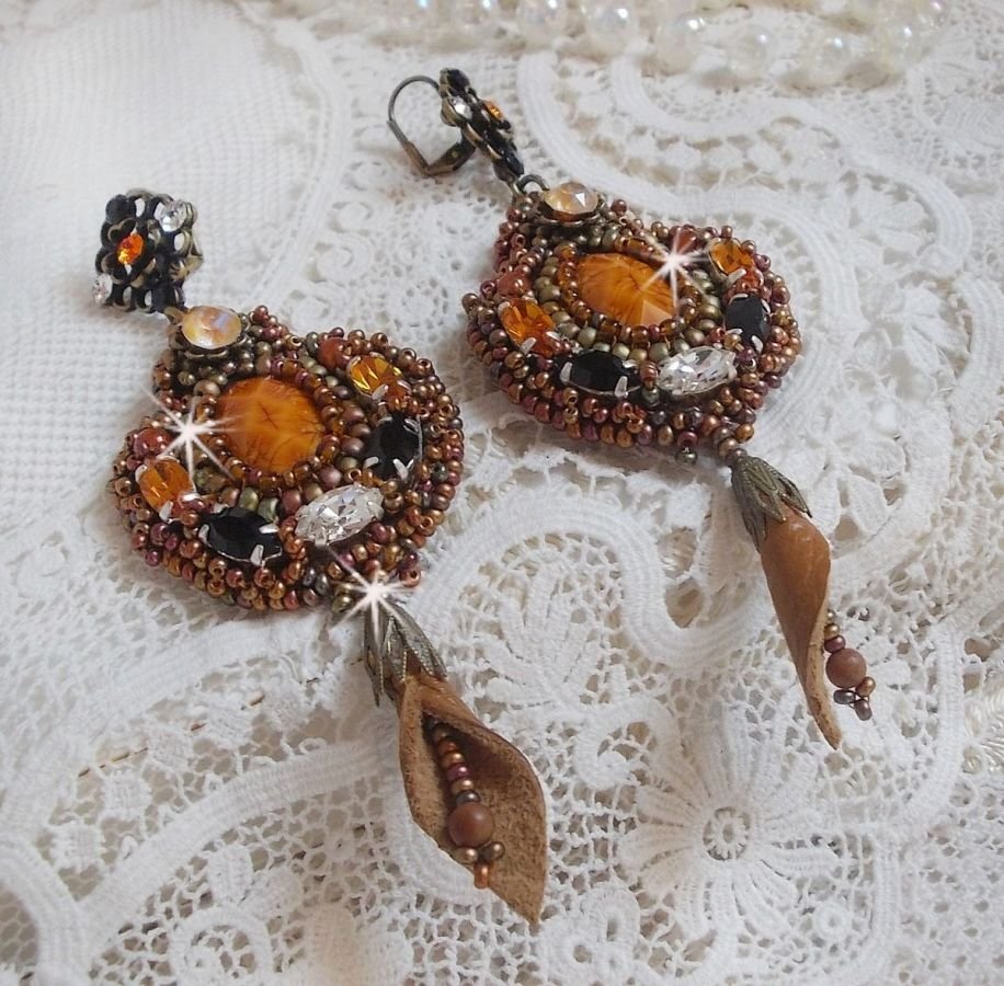 BO Amber Romance creato con pelle bovina color caramello e cristalli Swarovski.