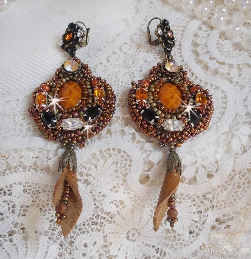 BO Amber Romance creato con pelle bovina color caramello e cristalli Swarovski.