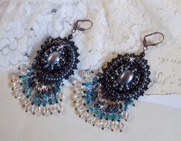 BO Angelot ricamato con cabochon di resina, perle di cristallo Swarovski e perline Toho