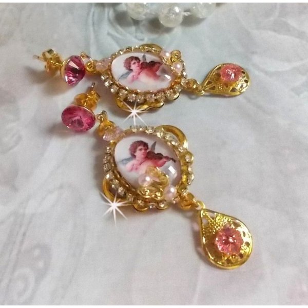 Angeli musicali BO creati con cabochon di PureCrystal, cabochon di lente d'ingrandimento, timbri e zirconi rosa, 