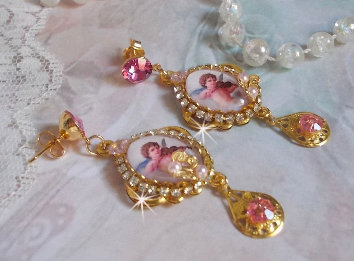 Angeli musicali BO creati con cabochon di PureCrystal, cabochon di lente d'ingrandimento, timbri e zirconi rosa, 