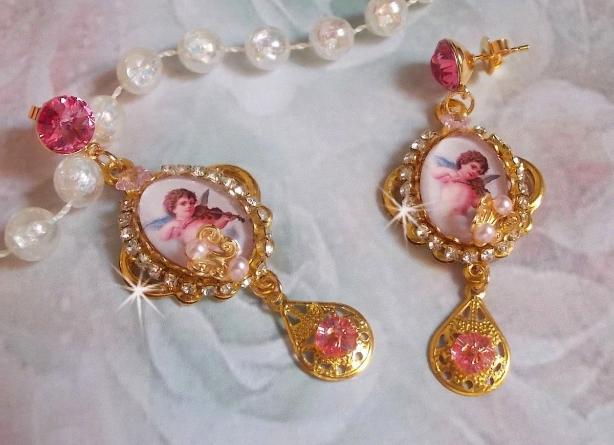Angeli musicali BO creati con cabochon di PureCrystal, cabochon di lente d'ingrandimento, timbri e zirconi rosa, 