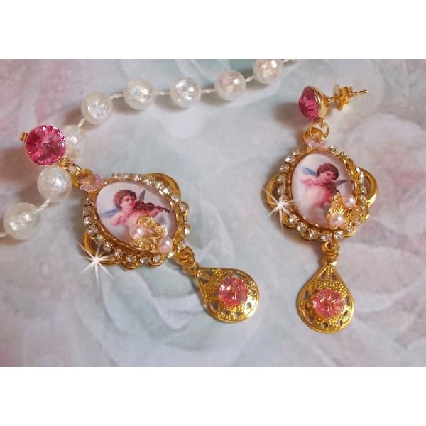 Angeli musicali BO creati con cabochon di PureCrystal, cabochon di lente d'ingrandimento, timbri e zirconi rosa, 
